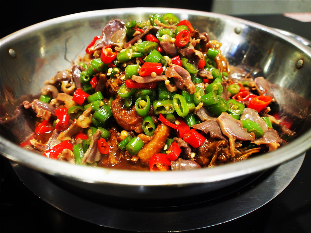  p>焖鸭肾是一道美食,主要制作材料为 a target=