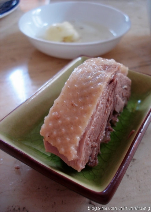  p>灌肠鸭 整鸭一只,去内肠.先烟熏(七八分熟),再汤煮(煮至完全熟).