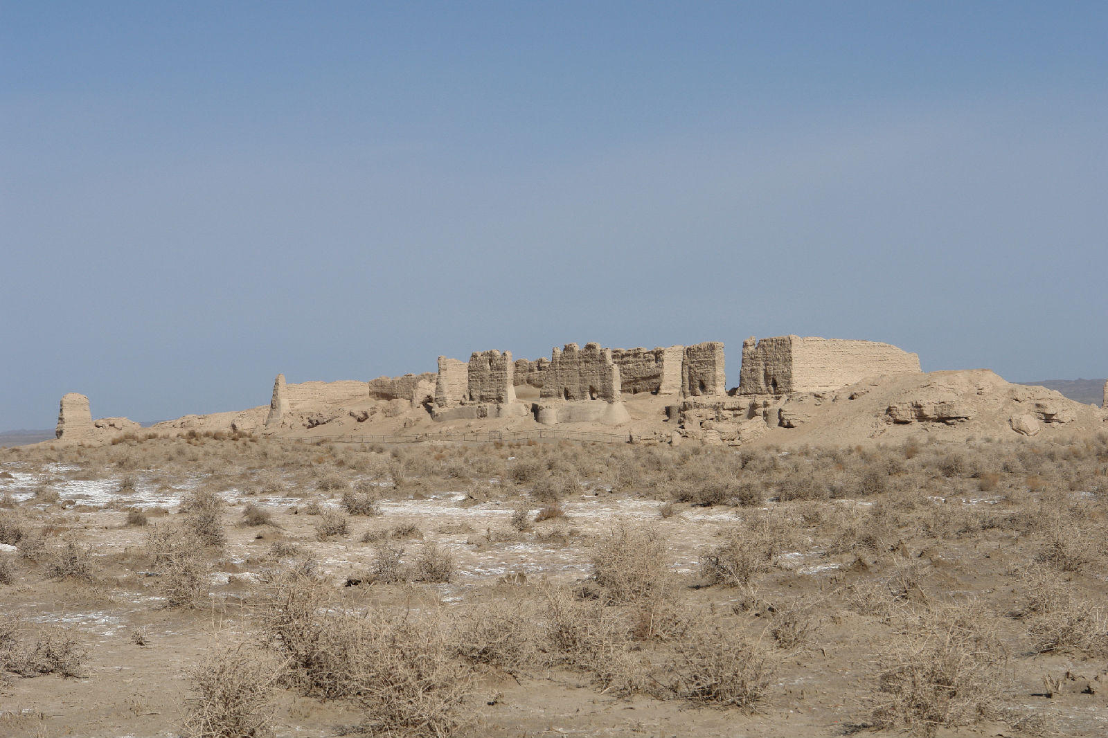  p>河仓城,俗称大方盘城,建于西汉,位于敦煌西北60公里处的戈壁滩中