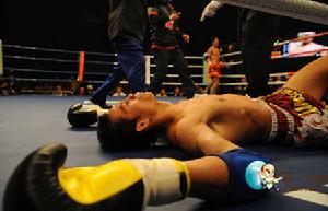  p>蓝桑坤,泰国皇家卫队成员,在泰国搏击界绰号为"白莲斩".