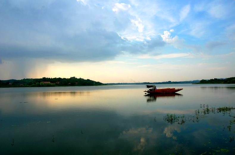 nq0i">蕲春影视城又名赤龙湖华中影视基地,位于蕲春县蕲州镇西角湖村