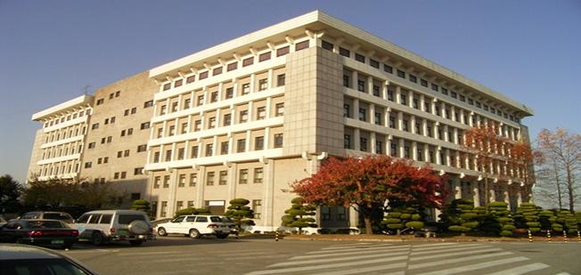 是一所综合性私立大学,位于 a target="_blank" href="/item/首尔