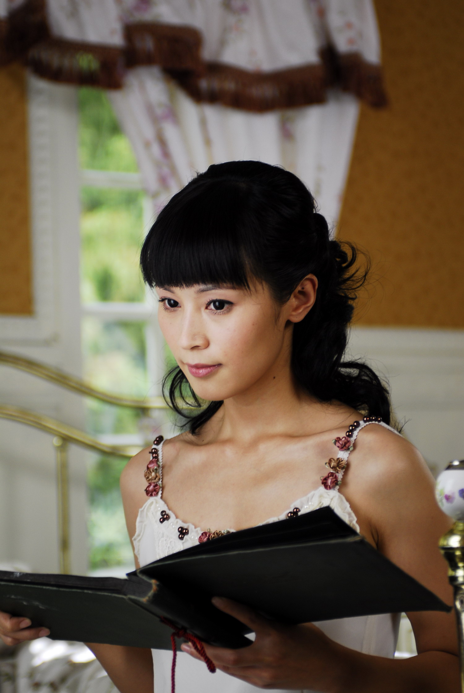 于浙江省金华市浦江县,毕业于浙江省艺术学院越剧表演班,中国女演员