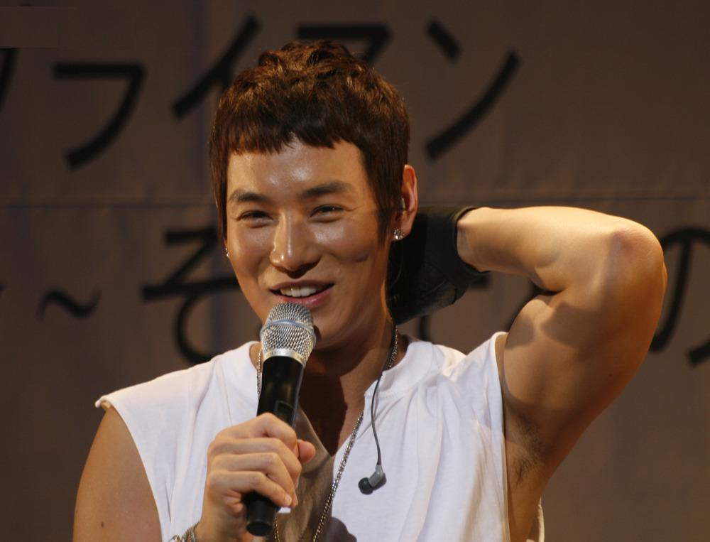  p>黄伦硕,1982年1月17日出生于 a target="_blank" href="/item/首尔