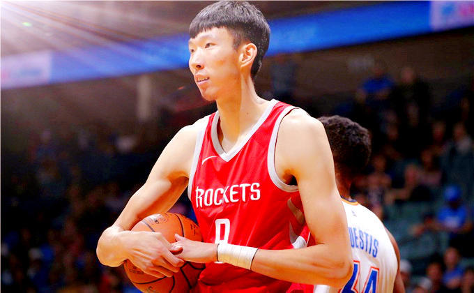 在2018年结束之际，NBA球员周琦和篮球也将携手共进！_百科TA说