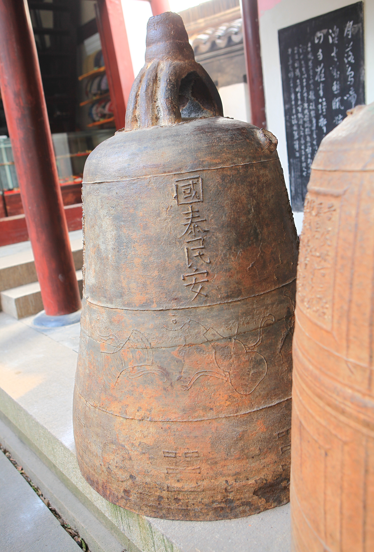 嘡……"的洪钟之声,带着"嗡……嗡……"的余音,透过沉沉的夜色,传到