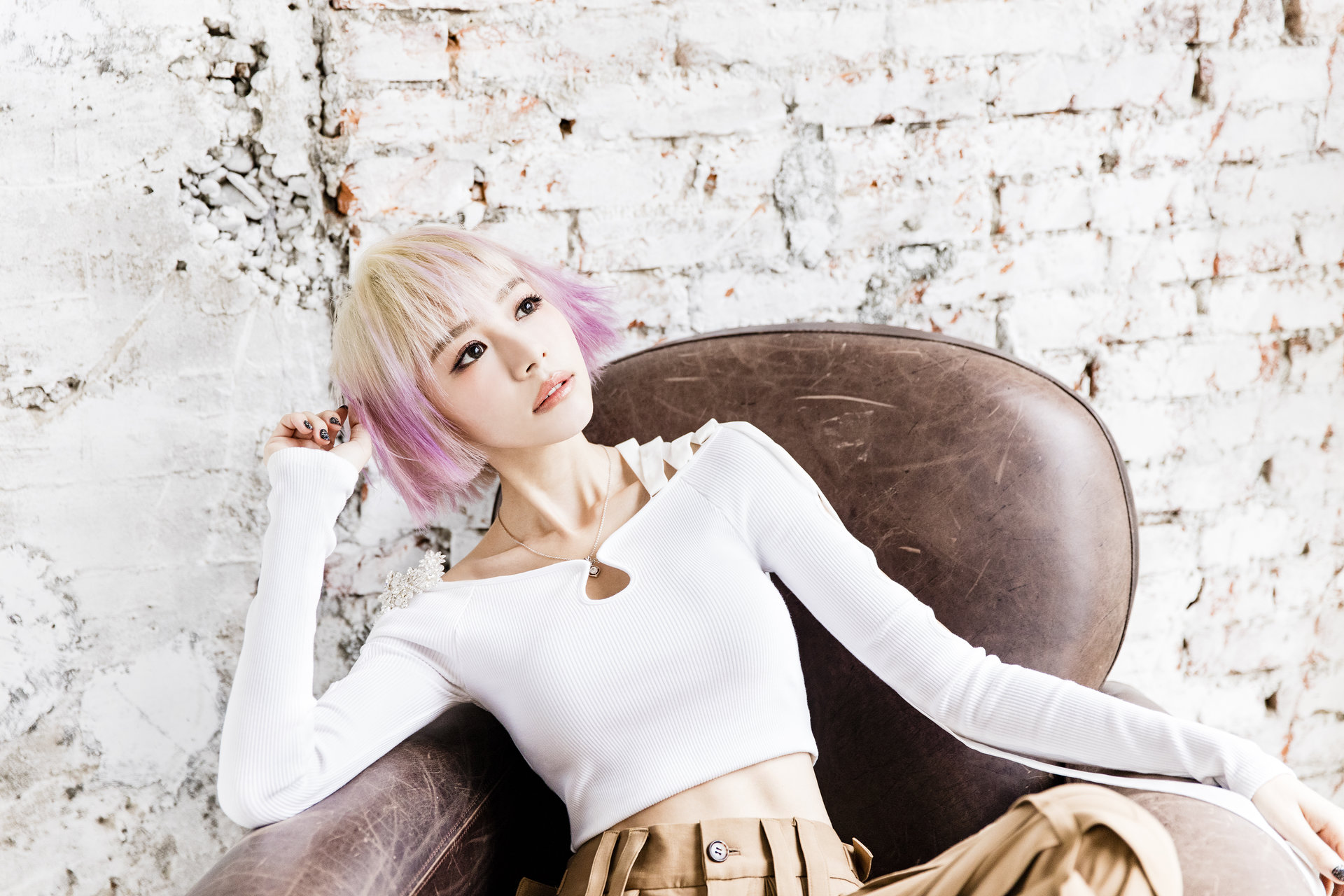 ,1990年6月1日出生于马来西亚槟城,华语