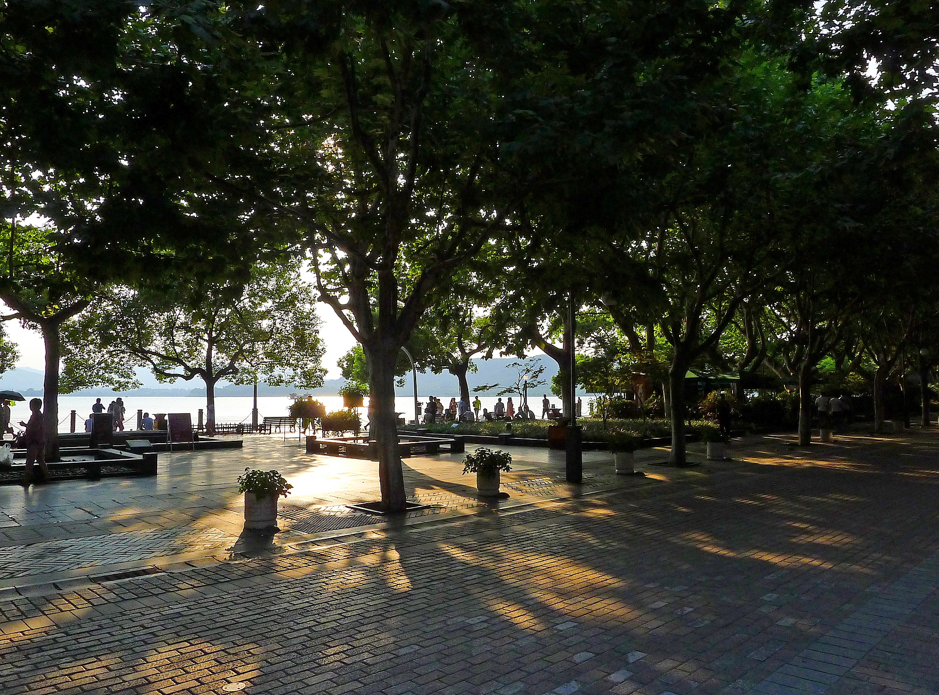  p>杭州西湖风景名胜区,位于浙江省杭州市中心,分为湖滨区,湖心区