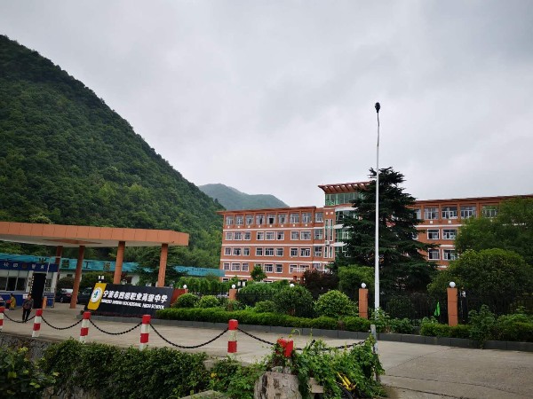  p>鄞州四明职业高级中学建于1975年,前身为宁波师专鄞州教学点.
