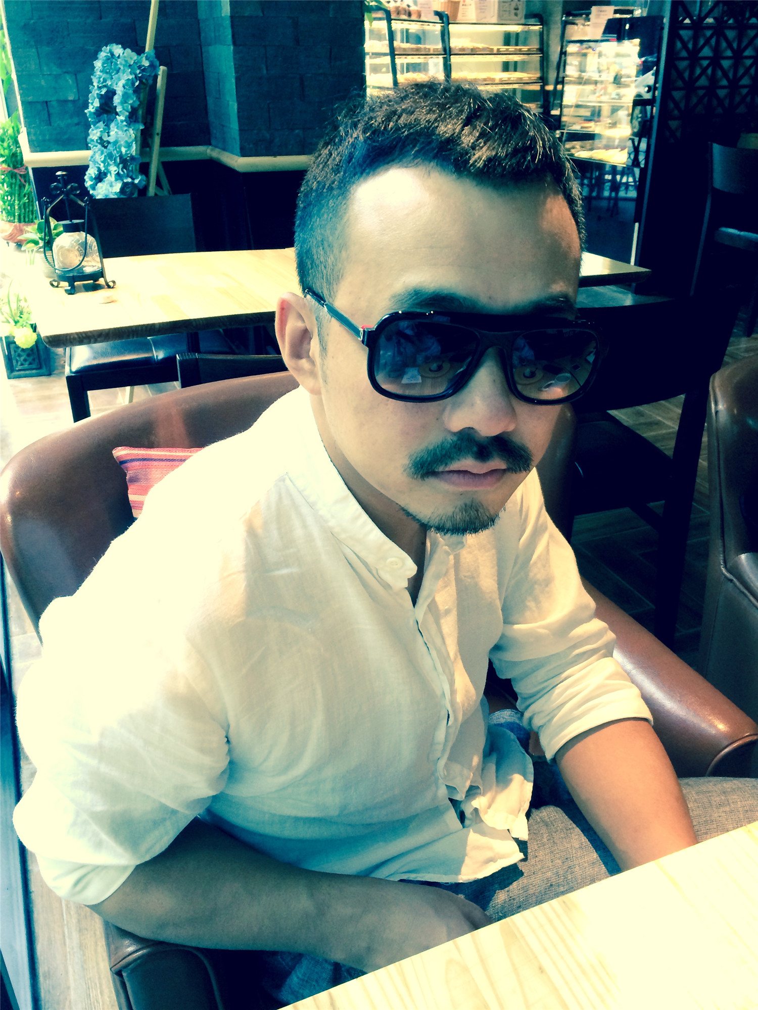  p data-id="gnbs6a74y4">刘璋牧(原名:刘章目)导演,摄影师,1976年