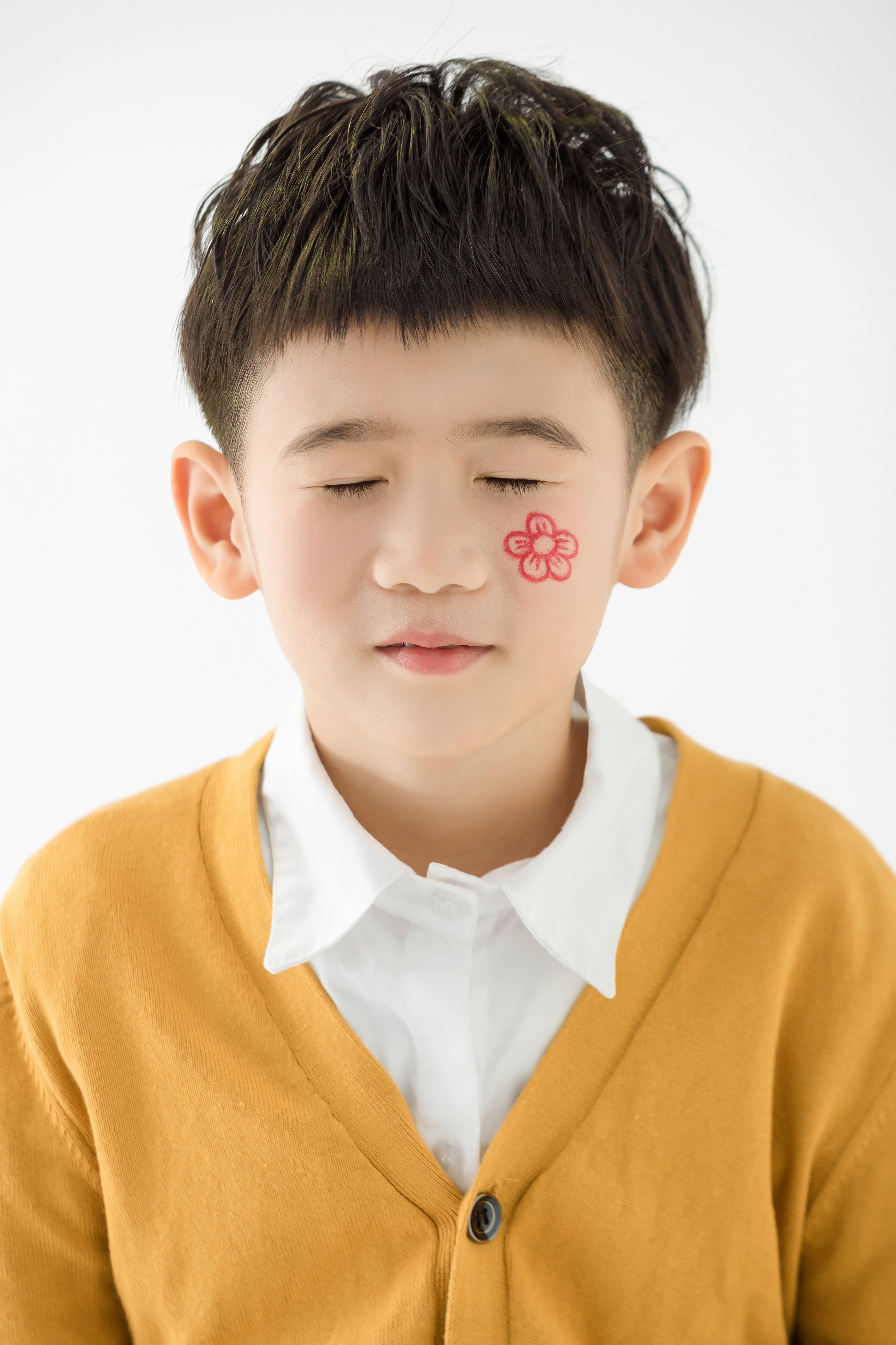  p>邓力玮,小名四爷,2012年5月6日出生于香港,中国内地童星.