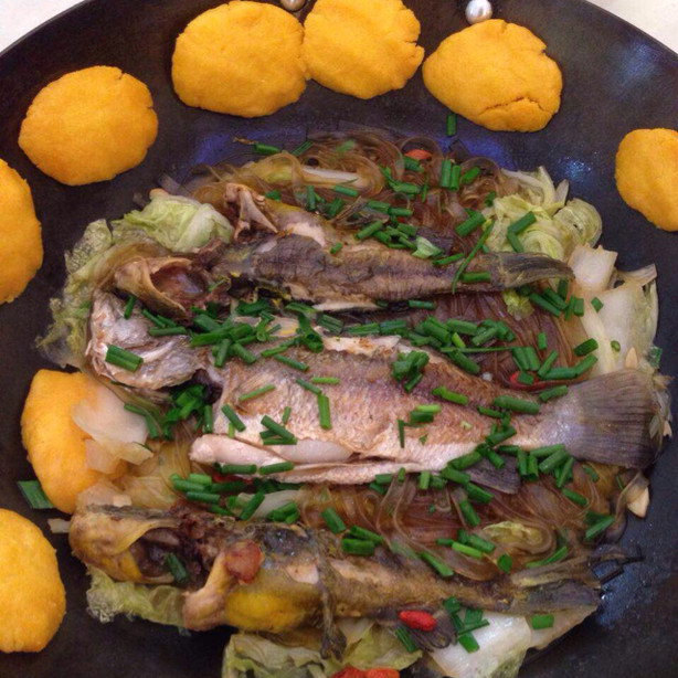 铁锅贴饼子炖鱼