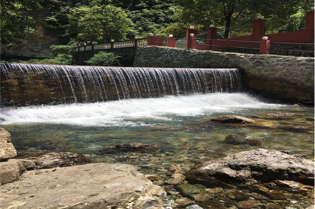  p>鱼泉度假景区位于 a target="_blank" href="/item/重庆市/436625"