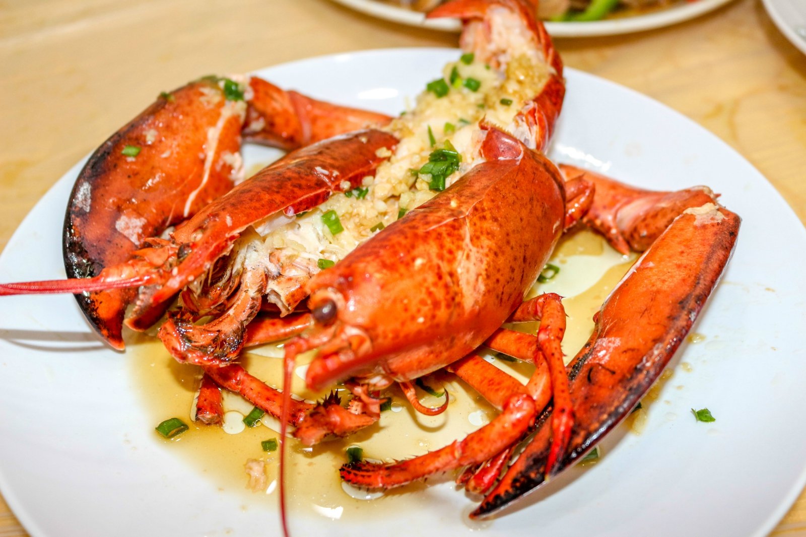  p>蒜蓉开背蒸龙虾是指用龙虾,大蒜为主料,配以橄榄油等辅料制作出来