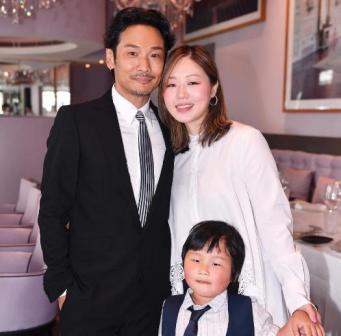 杜德伟（左）与妻儿