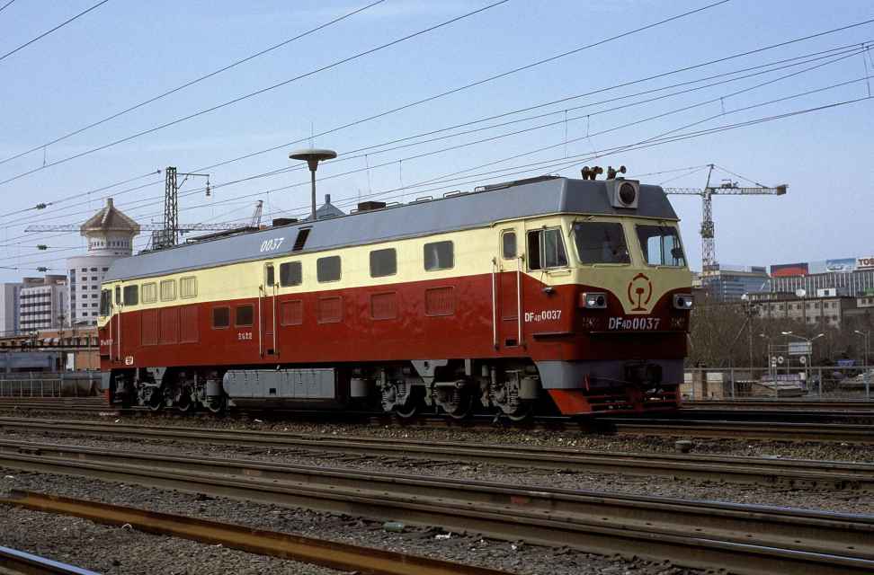 东风4d型内燃机车