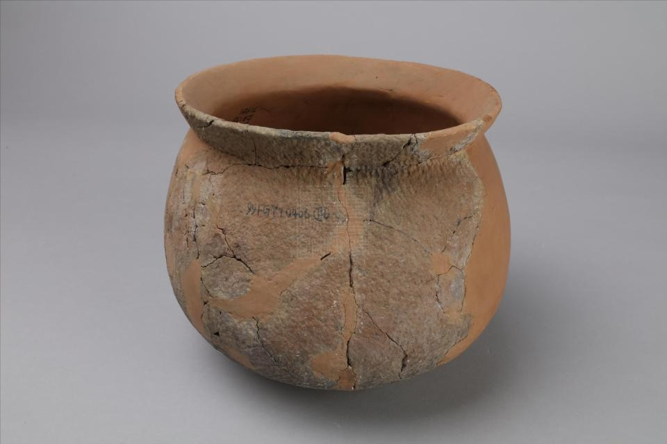 新石器时代中期红陶釜
