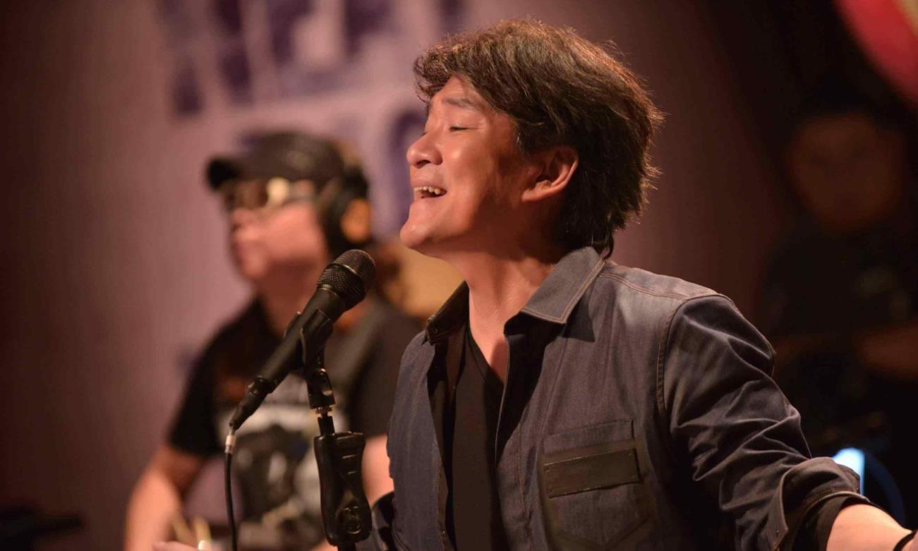 22日出生于中国香港西营盘,祖籍广东省汕头市潮南区,华语流行乐男歌手