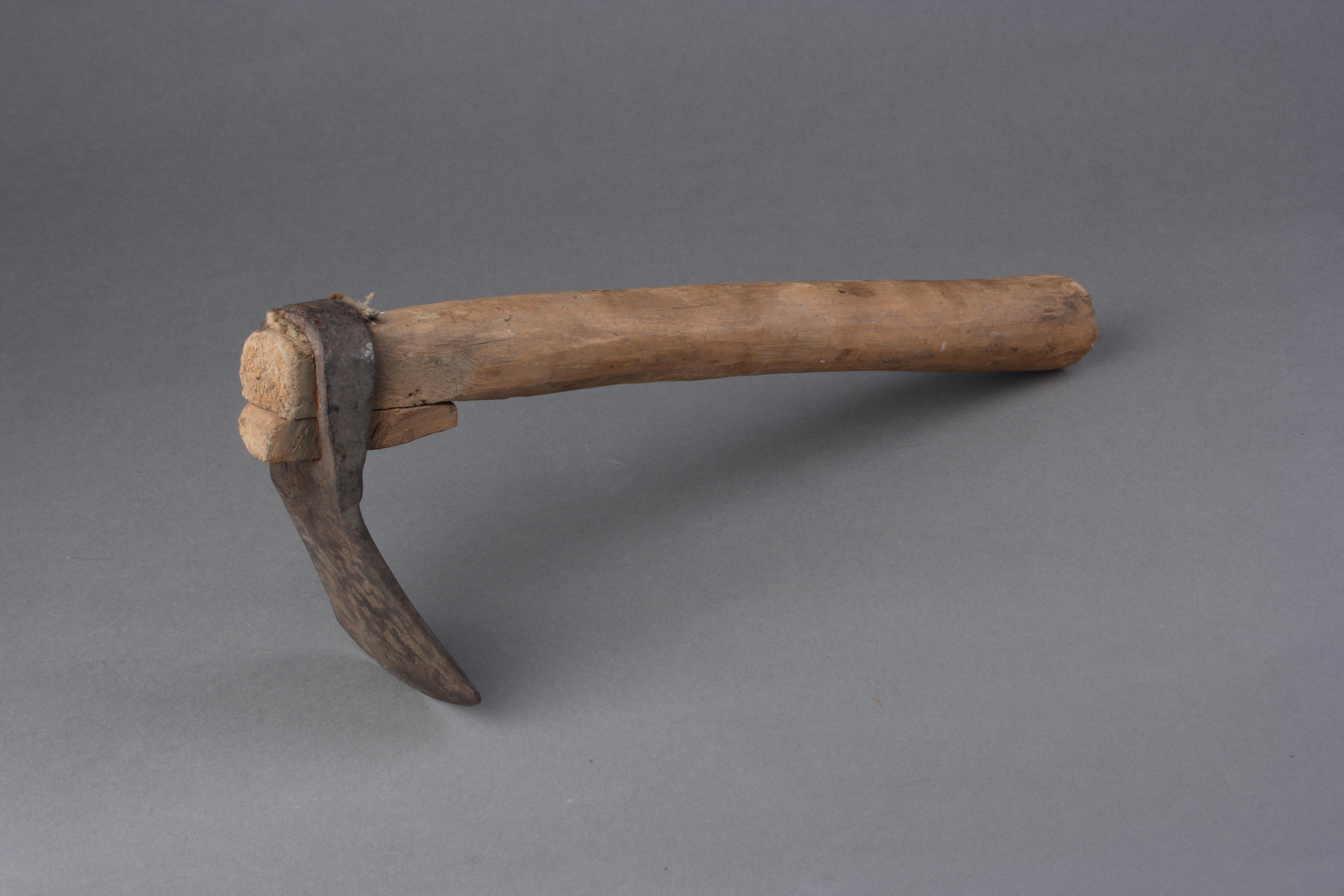 抗日战争时期冉庄农民挖地道用的小镐