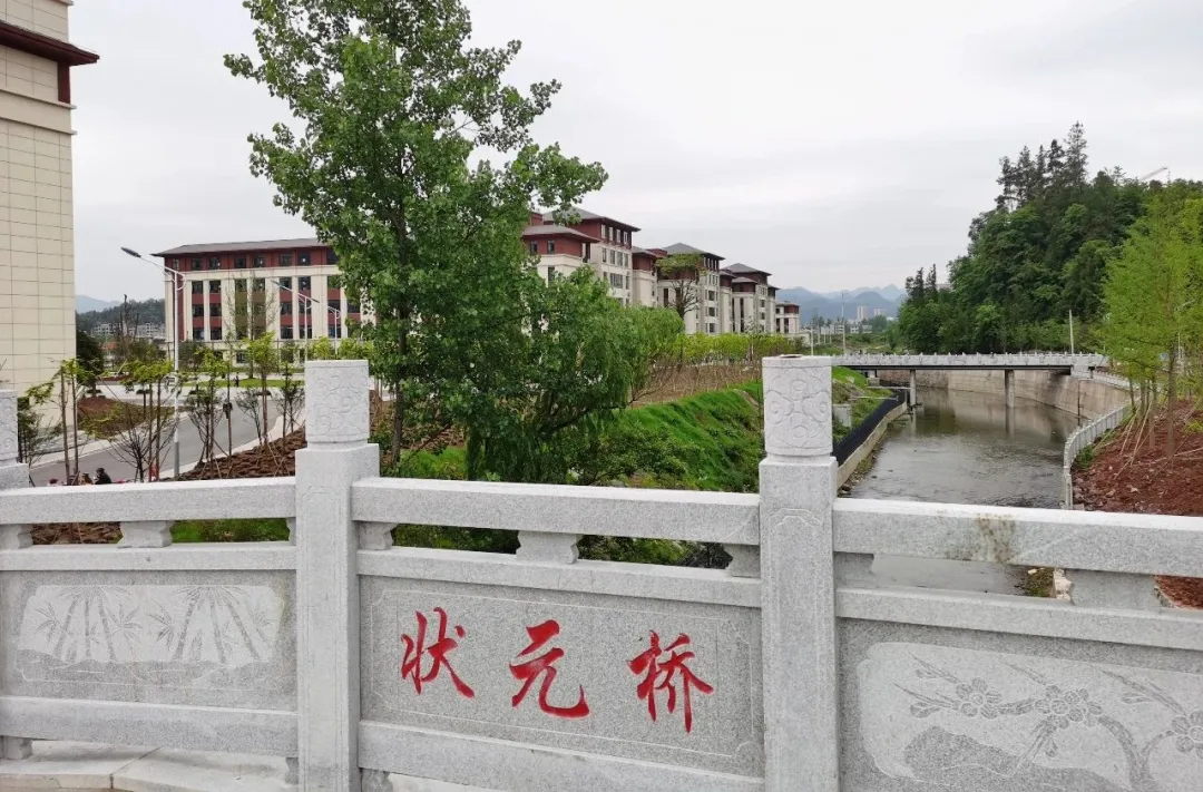  p>利川市第一中学(lichuan yizhong)位于湖北省 a target="_blank"