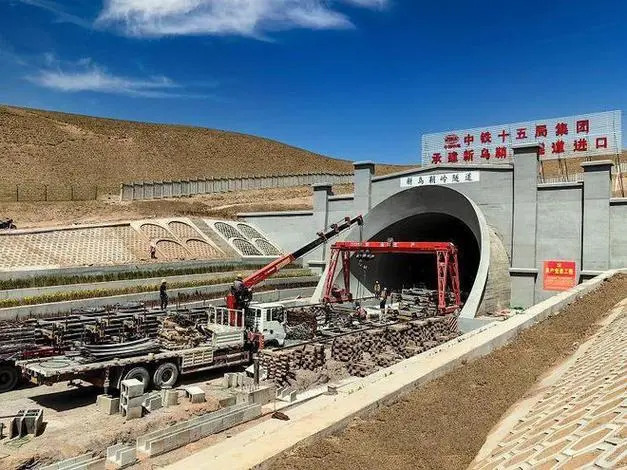 high-speed railway),简称兰张高铁,又名兰张三四线铁路,是一条连接<a