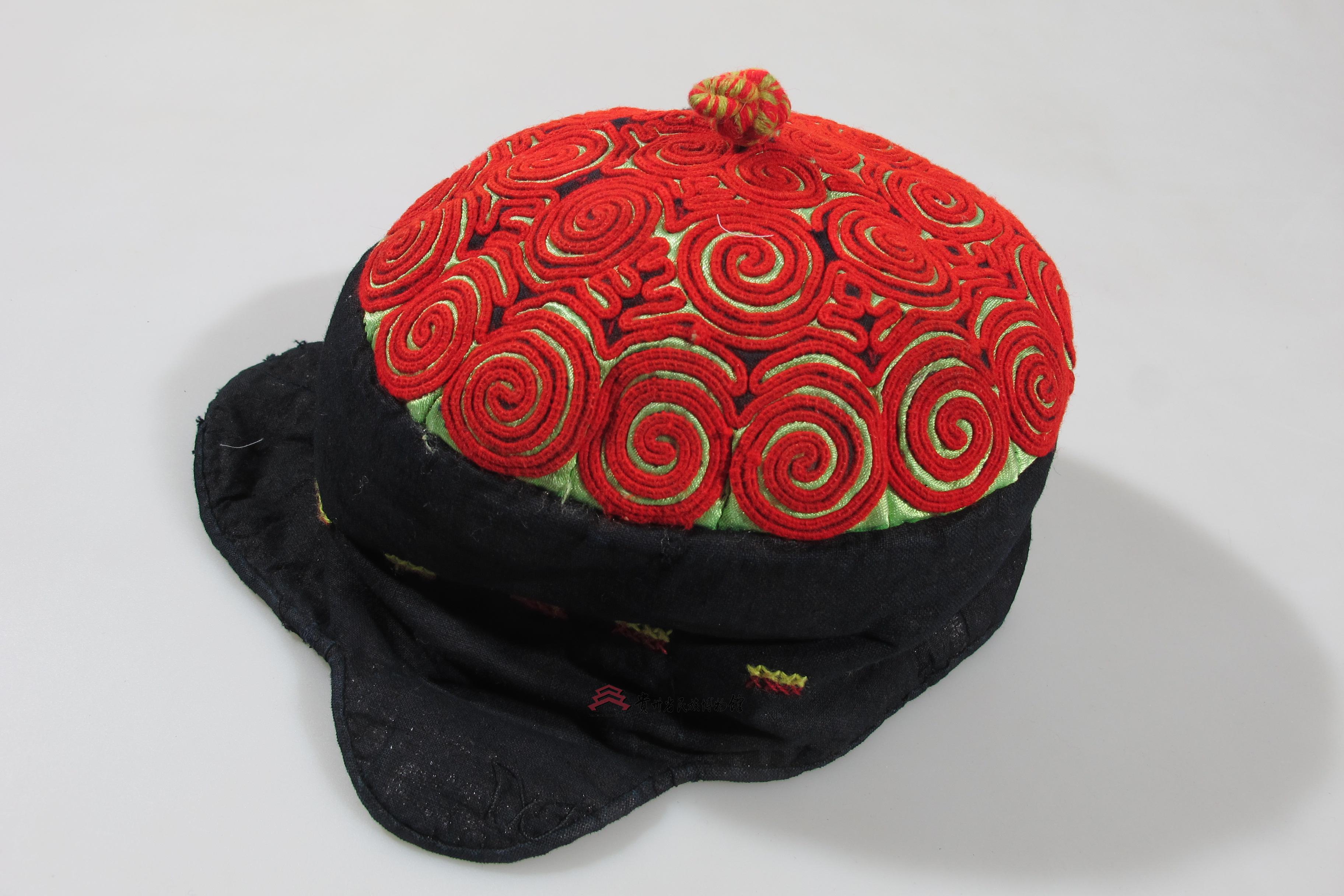 当代剑河苗族黑底布贴锁绣绣螺旋纹童帽