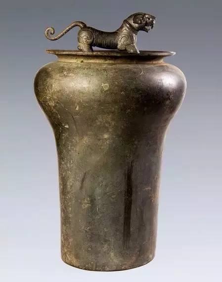  p>青铜虎钮錞于是战国时青铜器,国家三级文物,现藏于 a target="