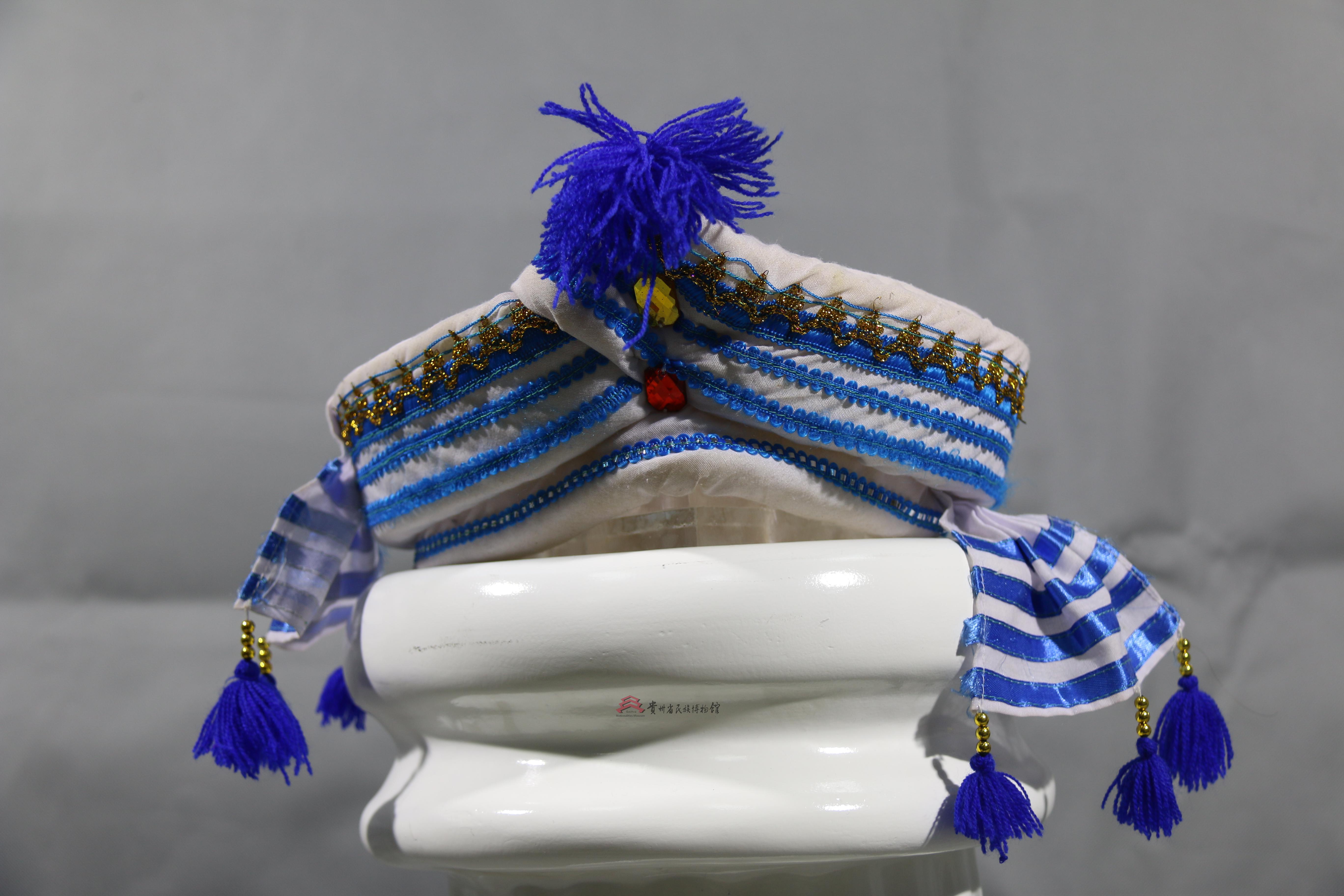 当代水城白族白底蓝条纹缨络男帽