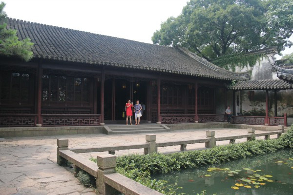  p data-id="skfoymgshsbv">林泉耆硕之馆位于留园东部,南院为戏台,现