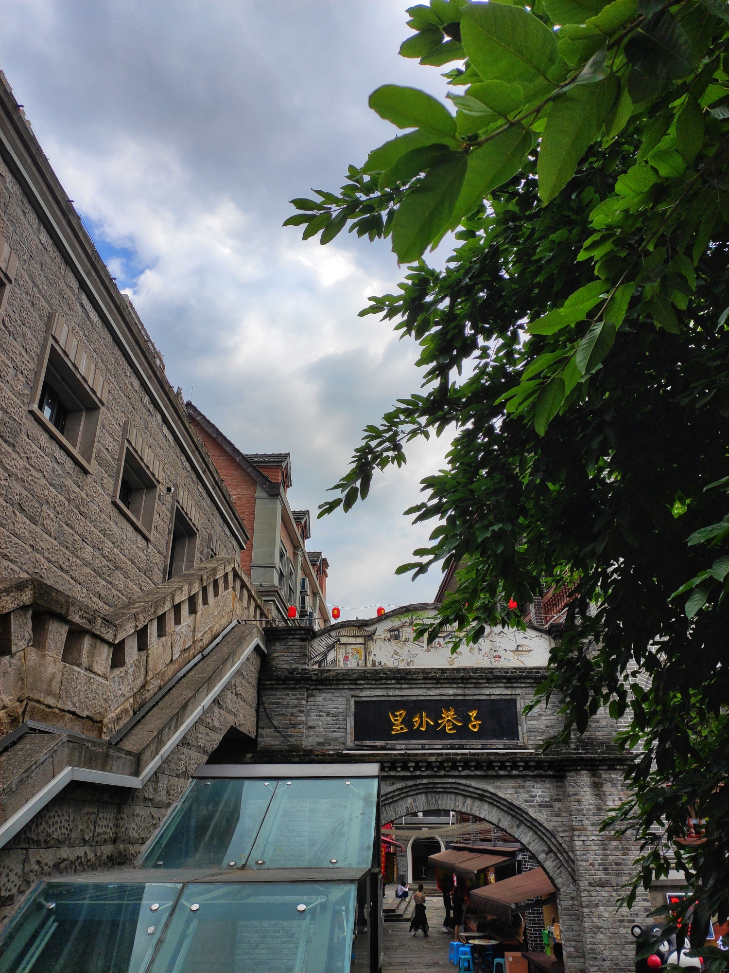 「重庆龙门浩老街」一道南滨路上精美又用心的风景线_百科TA说
