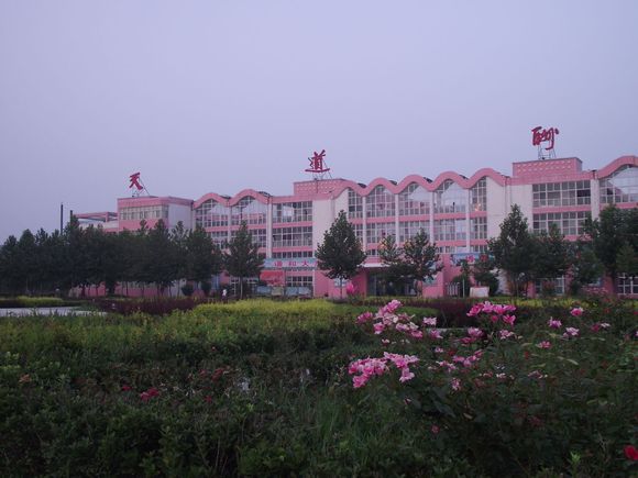  p>鸡泽县第一中学,简称"鸡泽一中",于1949年建校,1952年迁到文化路