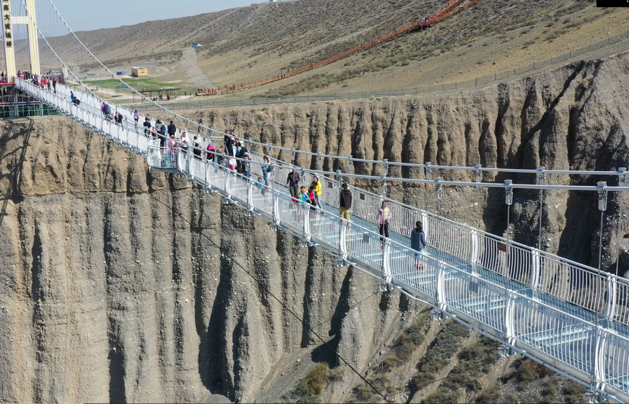  p>拥有"独库秘境,亿年奇观"之称的独山子大峡谷位于 a target="