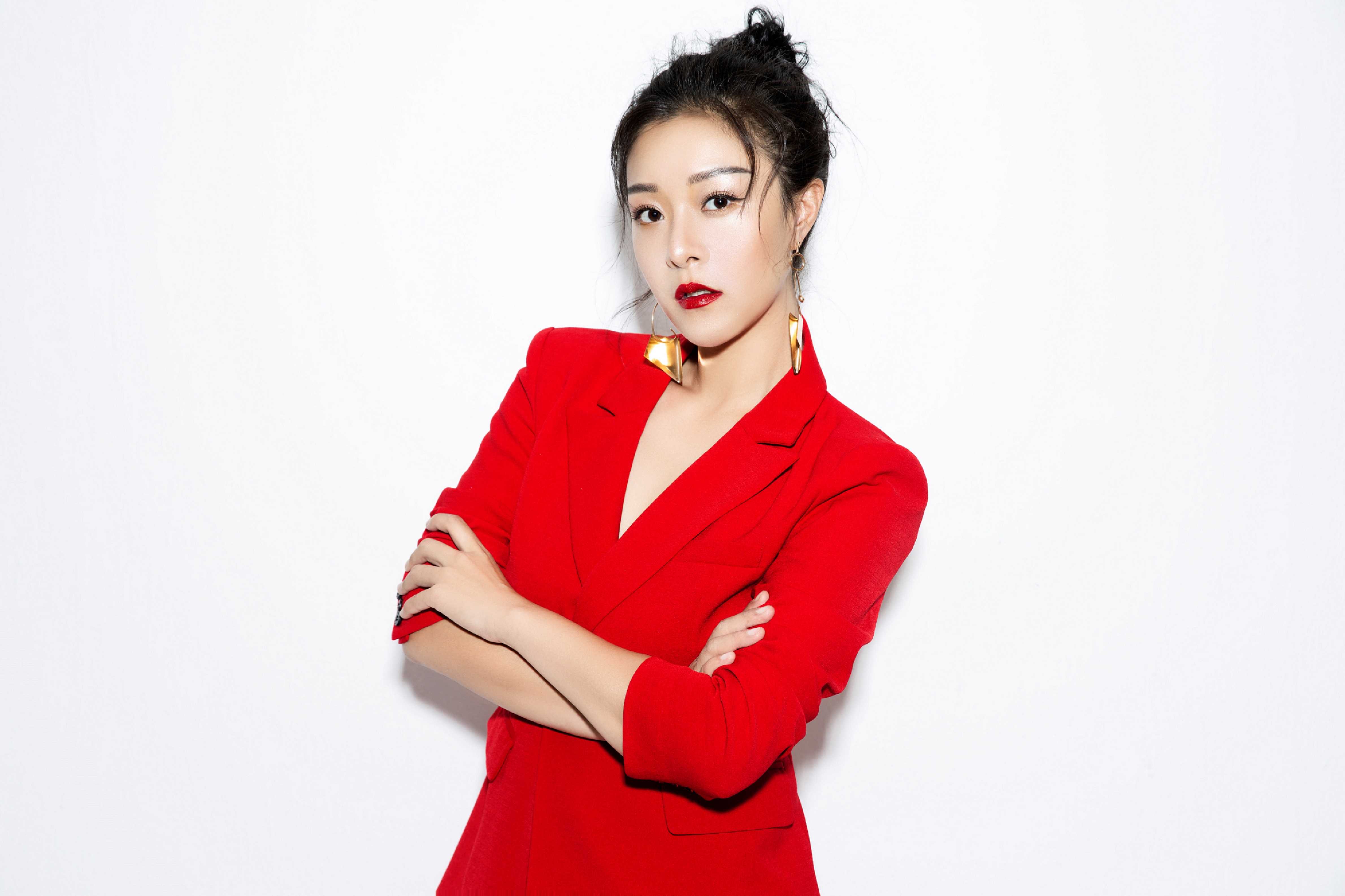 9zfzm">李思思是一名 a target="_blank" href="/item/演员/3106682"