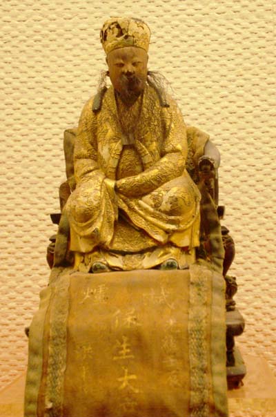 清金漆线雕保生大帝坐像