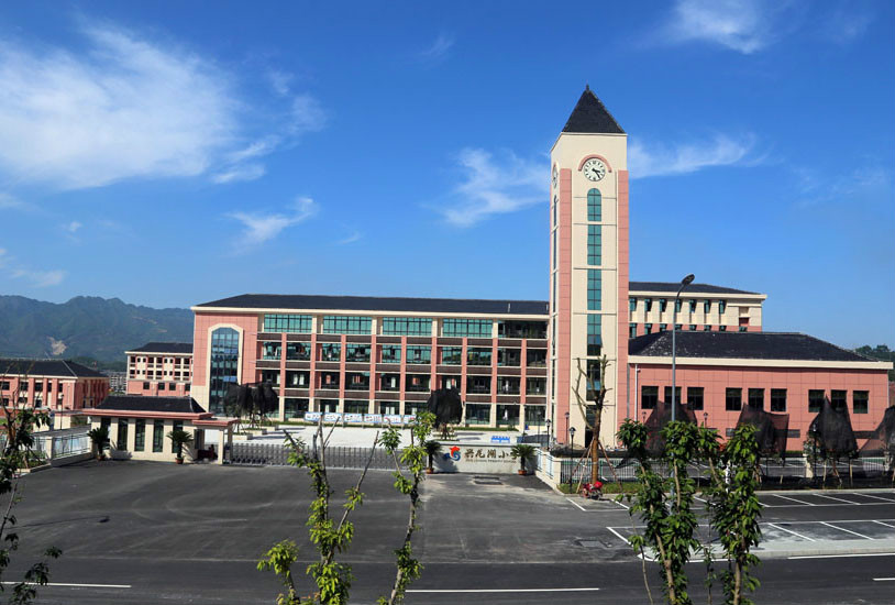  p>重庆市永川区兴龙湖小学创建于2014年9月,学校占地面积60亩,建筑