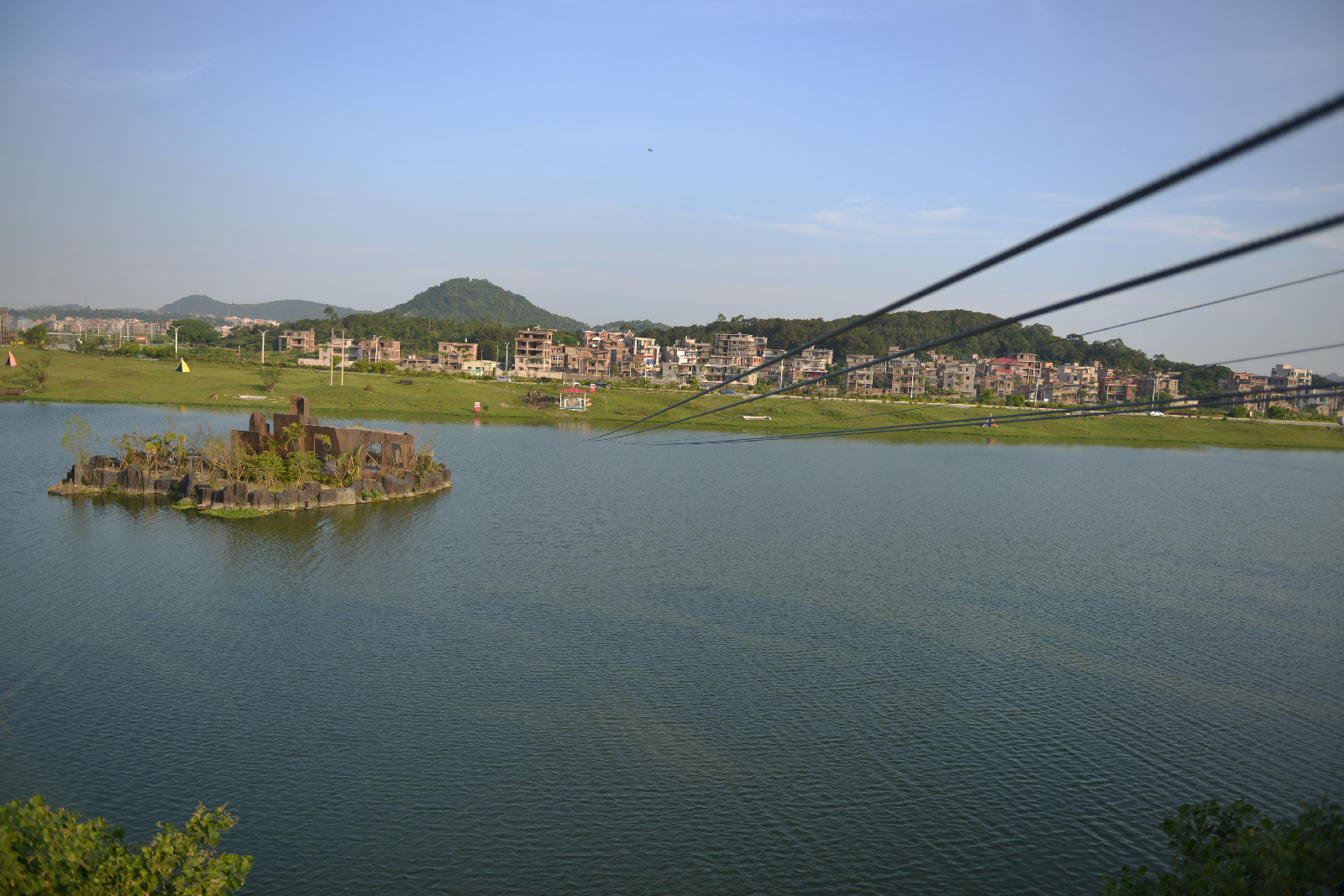  p>聚龙岛欢乐园位于泉州聚龙小镇(原在水一方),占地一千多亩.