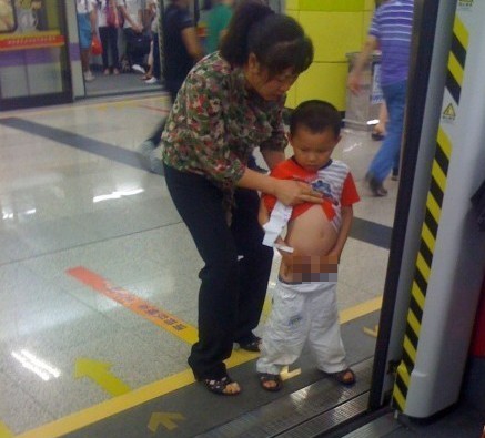 该男孩大便完毕