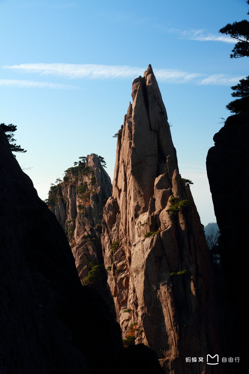  p>飞来石,位于安徽省黄山风景区平天矼的一块平坦岩石上,为自然风化