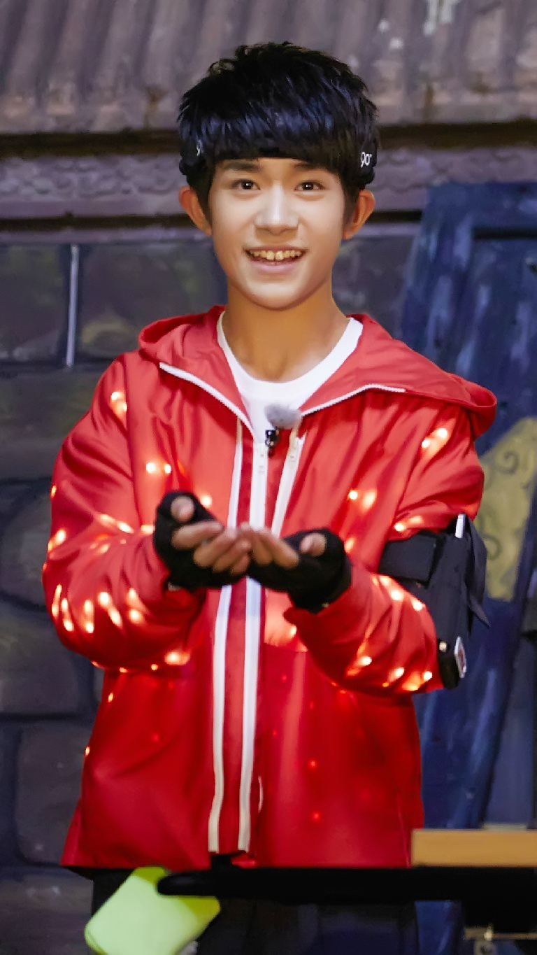  p>易烊千玺,2000年11月28日生于湖南怀化,中国内地男演员,歌手,舞者