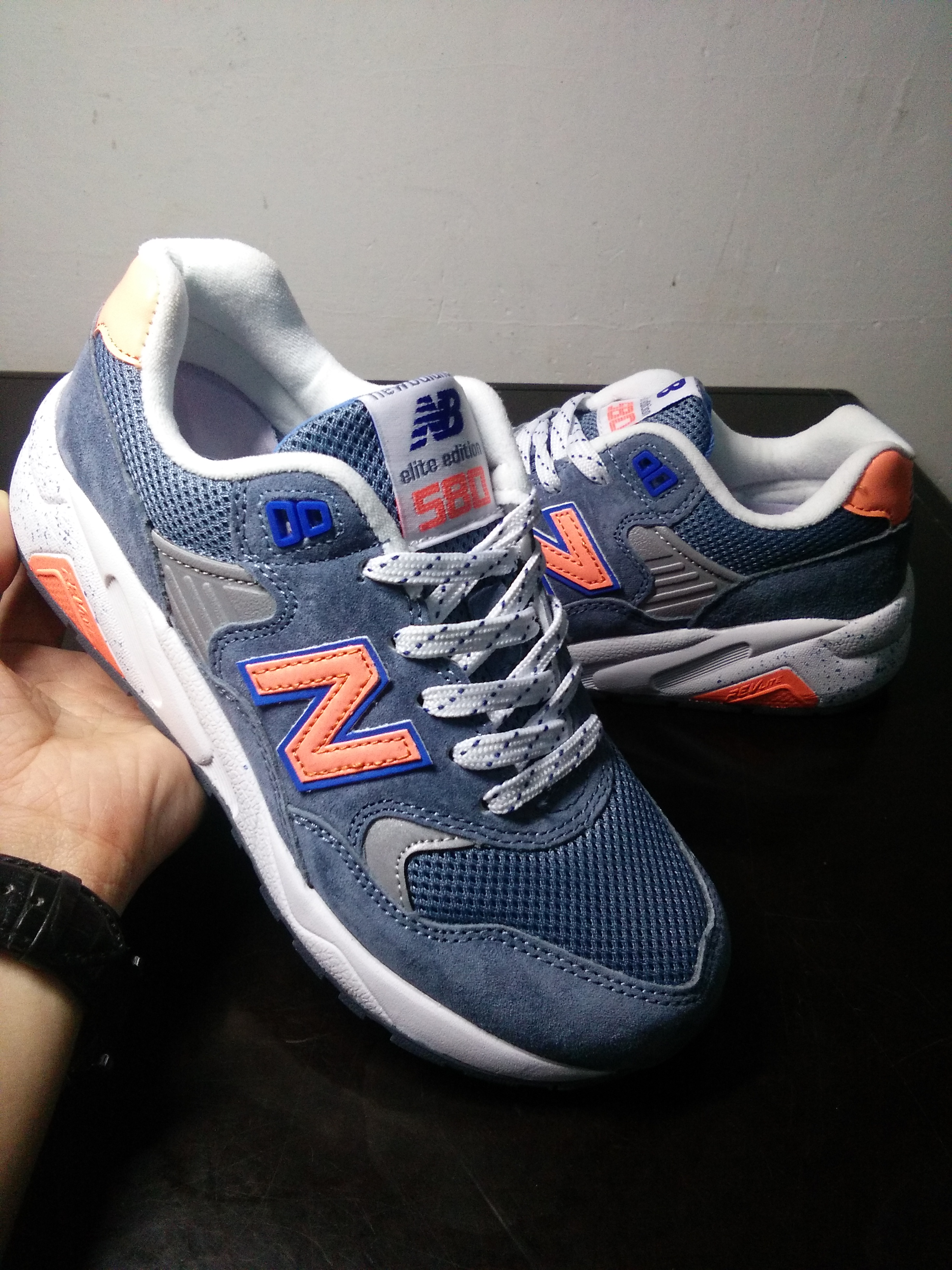 data-lemmaid="235720">品牌 /a>,在美国及许多国家被誉为"总统慢跑鞋