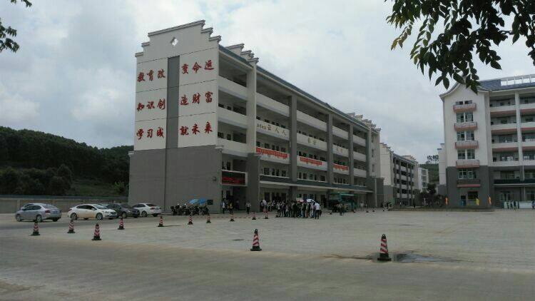  p>象州县第二中学,创建于一九八一年,她的前身是象州县师范高中部
