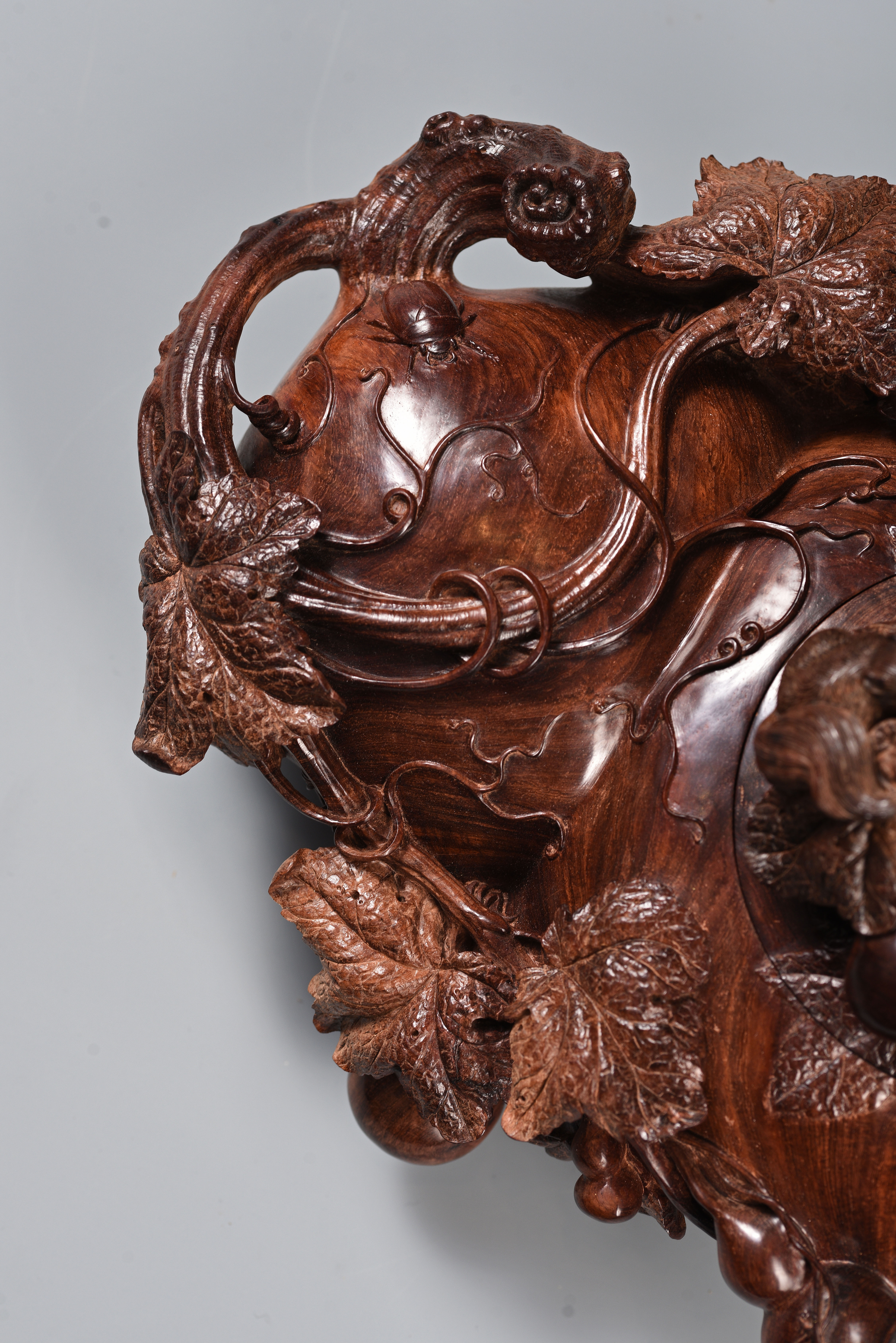 1974年出生于福建省仙游县,十八岁开始学习木雕艺术,先后多次到专业