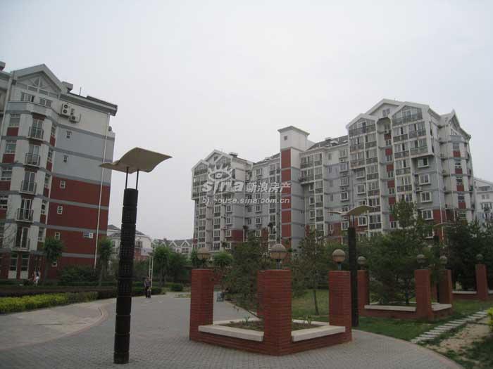  p>北京怡龙别墅,坐落于龙潭湖公园内,荷花池畔,三面环水,环境幽雅