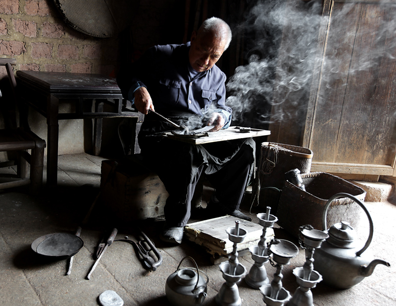  p>锡匠,民间传统制作匠人之一,专门制作各种 a target="_blank" href