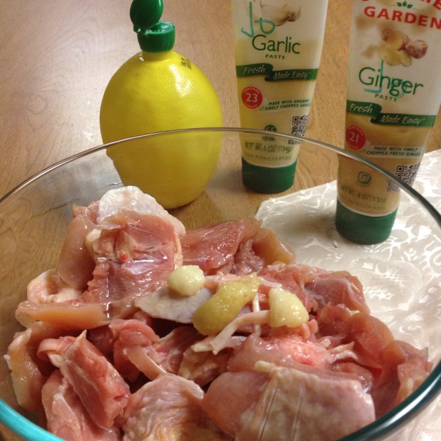  p data-id="gnvee12lxv">麻辣香锅鸡是一道菜品,主料是鸡腿肉,小土豆