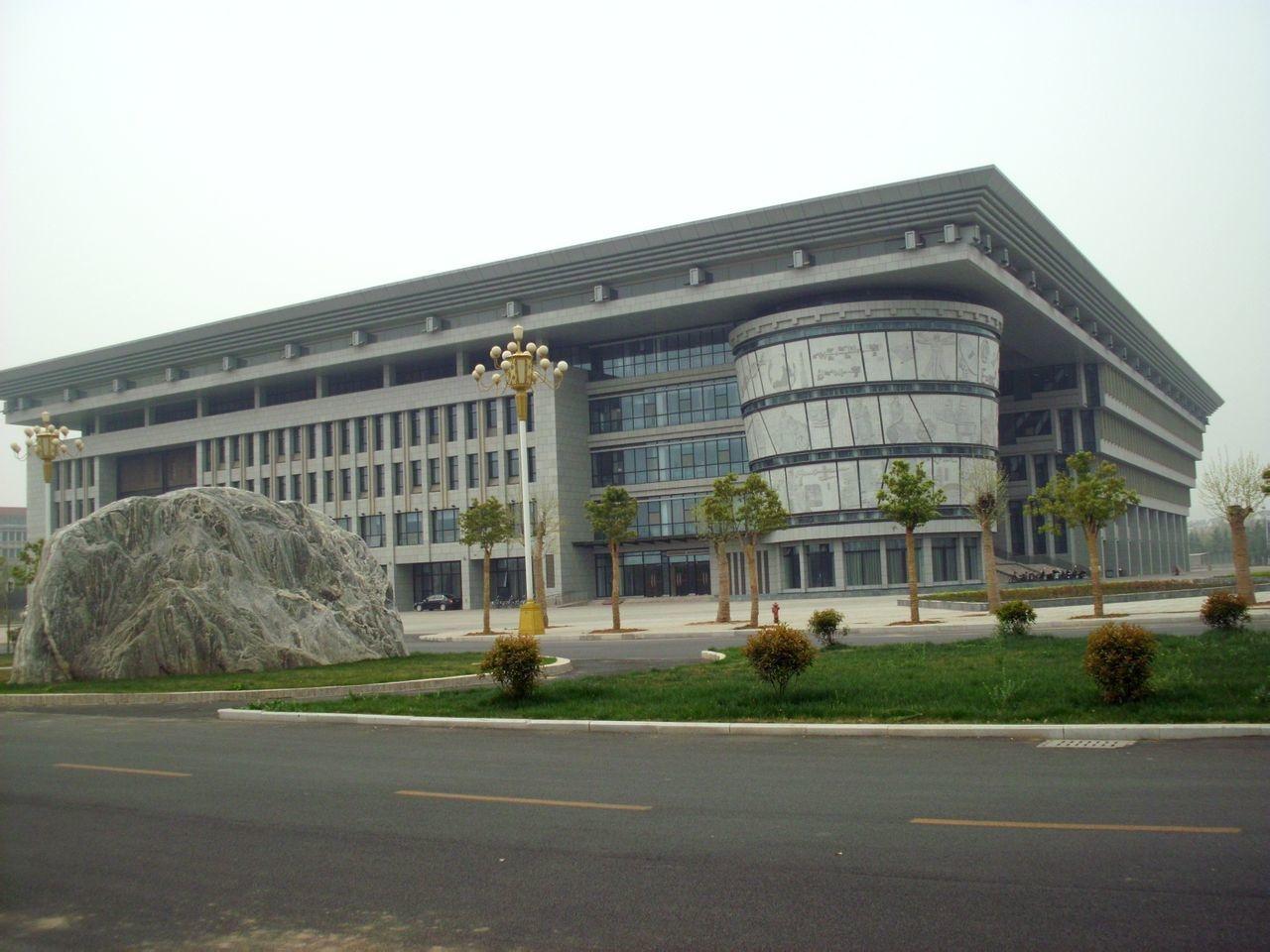  p>河南科技大学图书馆是豫西地区藏书最丰富的图书馆之一,在2018年