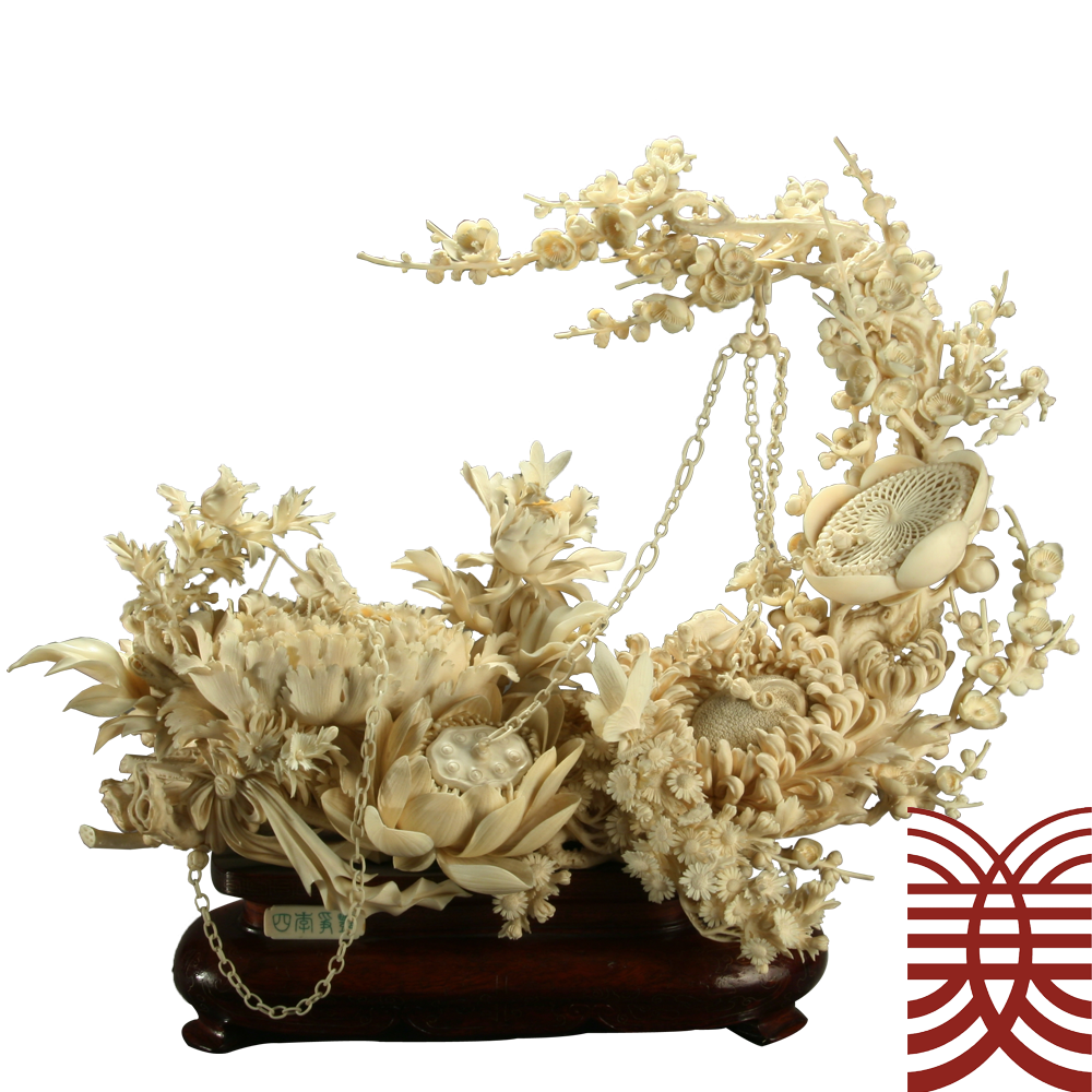  p data-id="gn4w0mr8zc">此展品为现代牙雕,以梅花,牡丹,荷花,菊花四