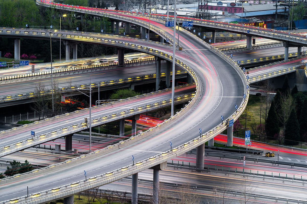  p>高架桥,一种 a href="#" data-lemmaid="2054921">桥梁 /a>,一般是