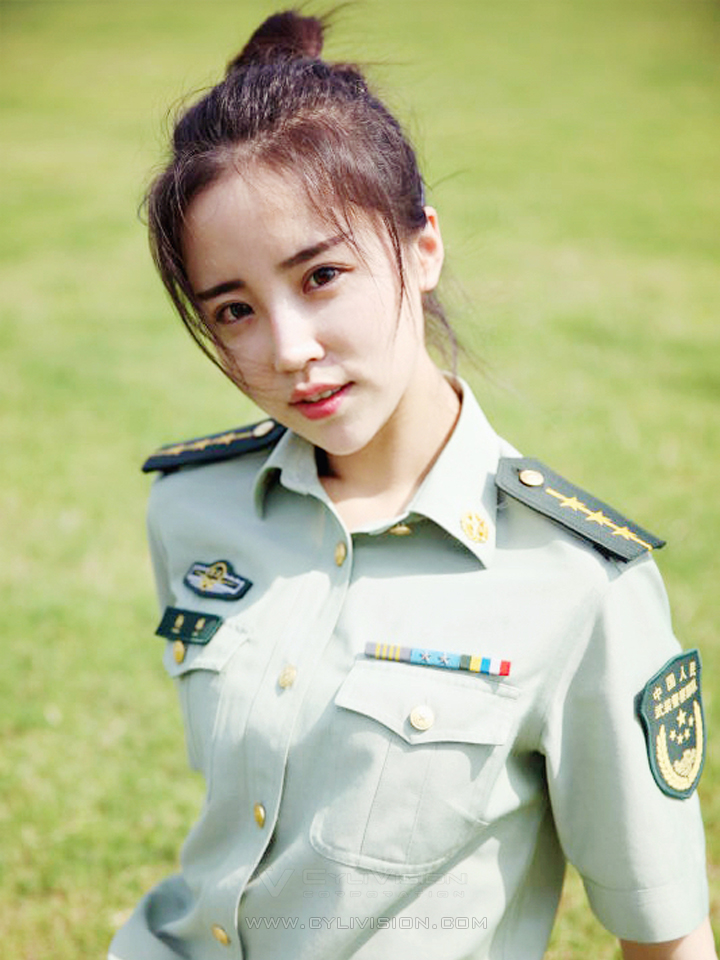">防务精英之中国猎人 /a>》节目中,有一位靓丽的女特战队员备受关注