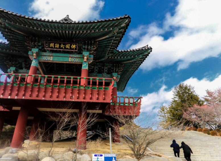  p>雉岳山位于韩半岛中部内陆地区,1984年12月被指定为韩国第16个国立